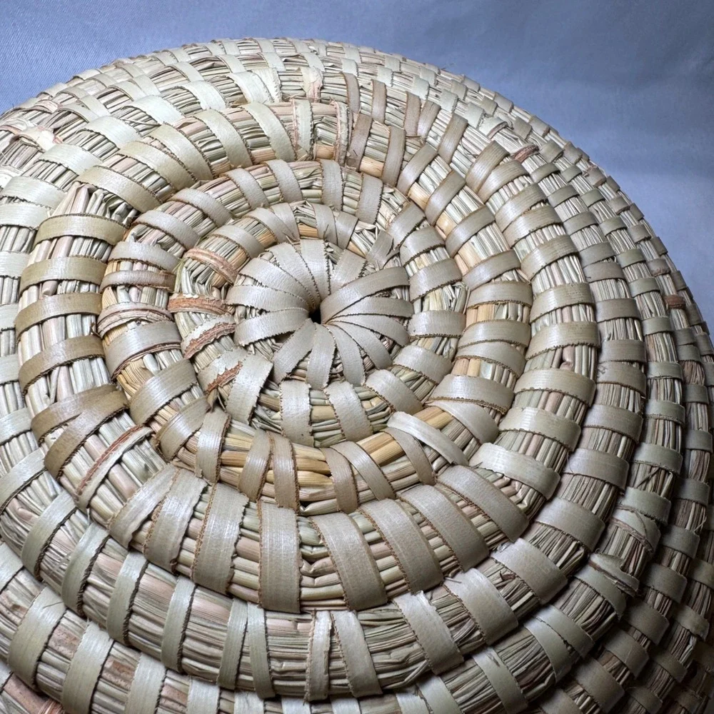 Hand Woven‎ Coiled Sweetgrass Basket Round Decorative Bowl Tan Cream 11.5x4.5